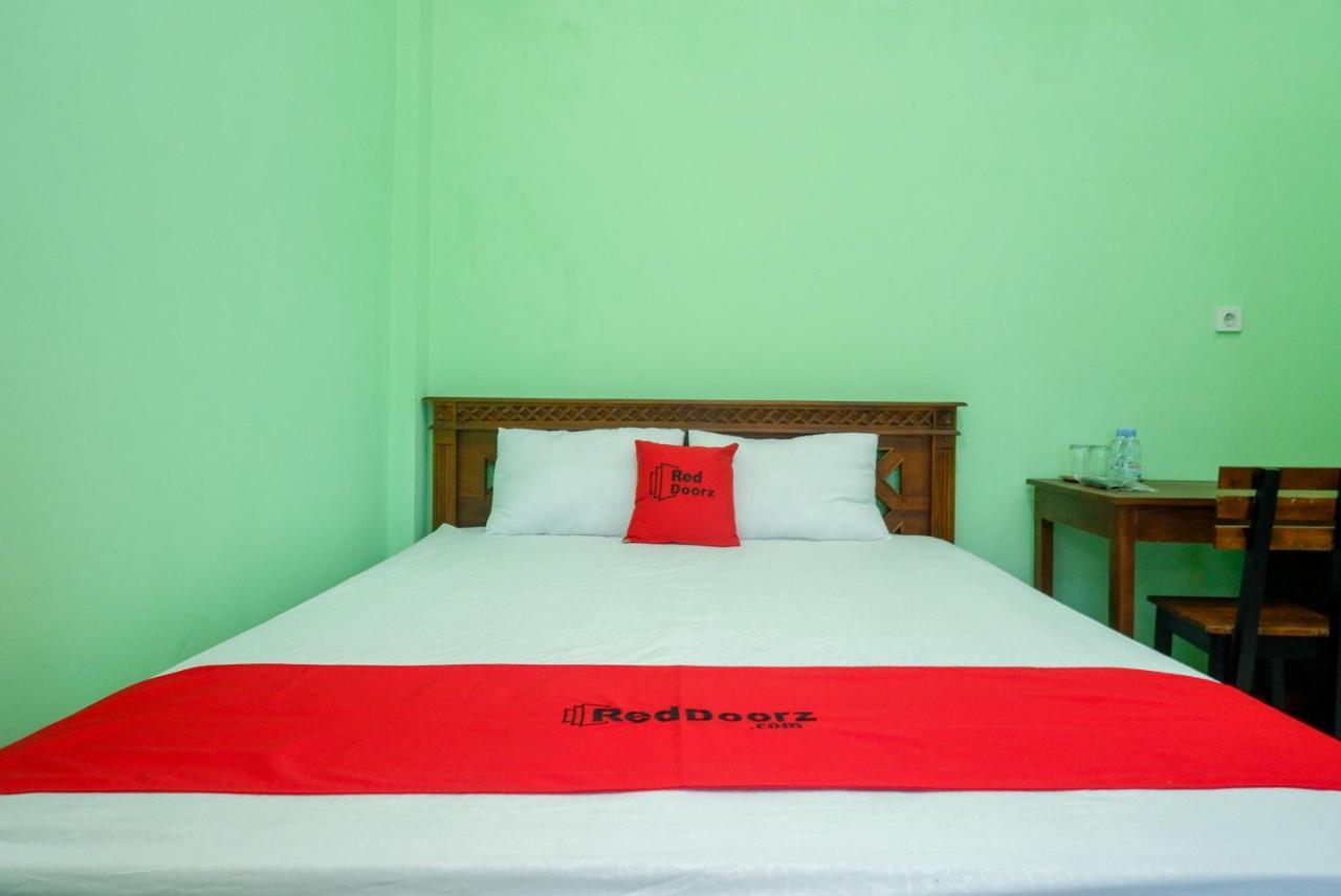 Отель Reddoorz Syariah Near Monumen Jogja Kembali Kejayan Экстерьер фото