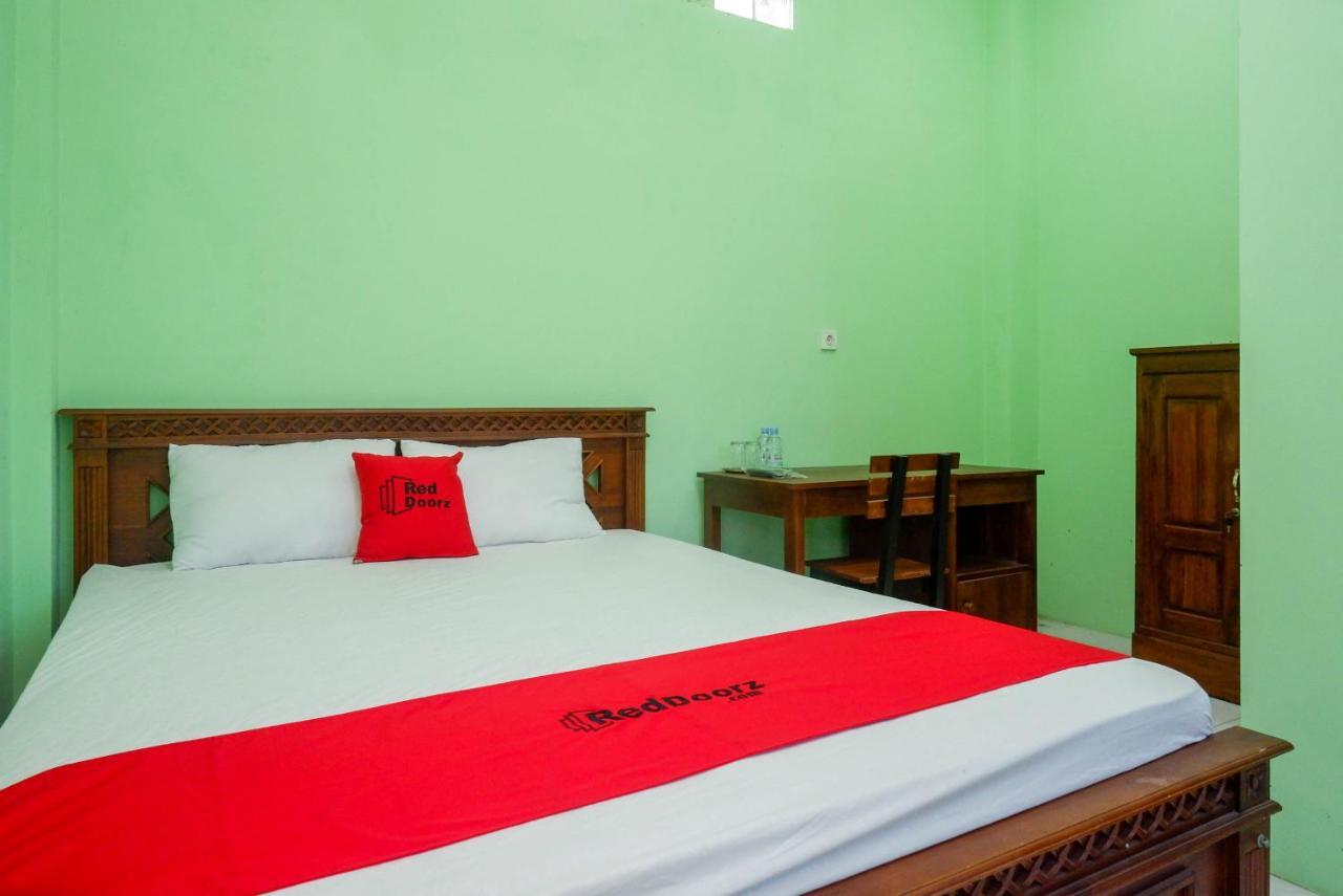 Отель Reddoorz Syariah Near Monumen Jogja Kembali Kejayan Экстерьер фото