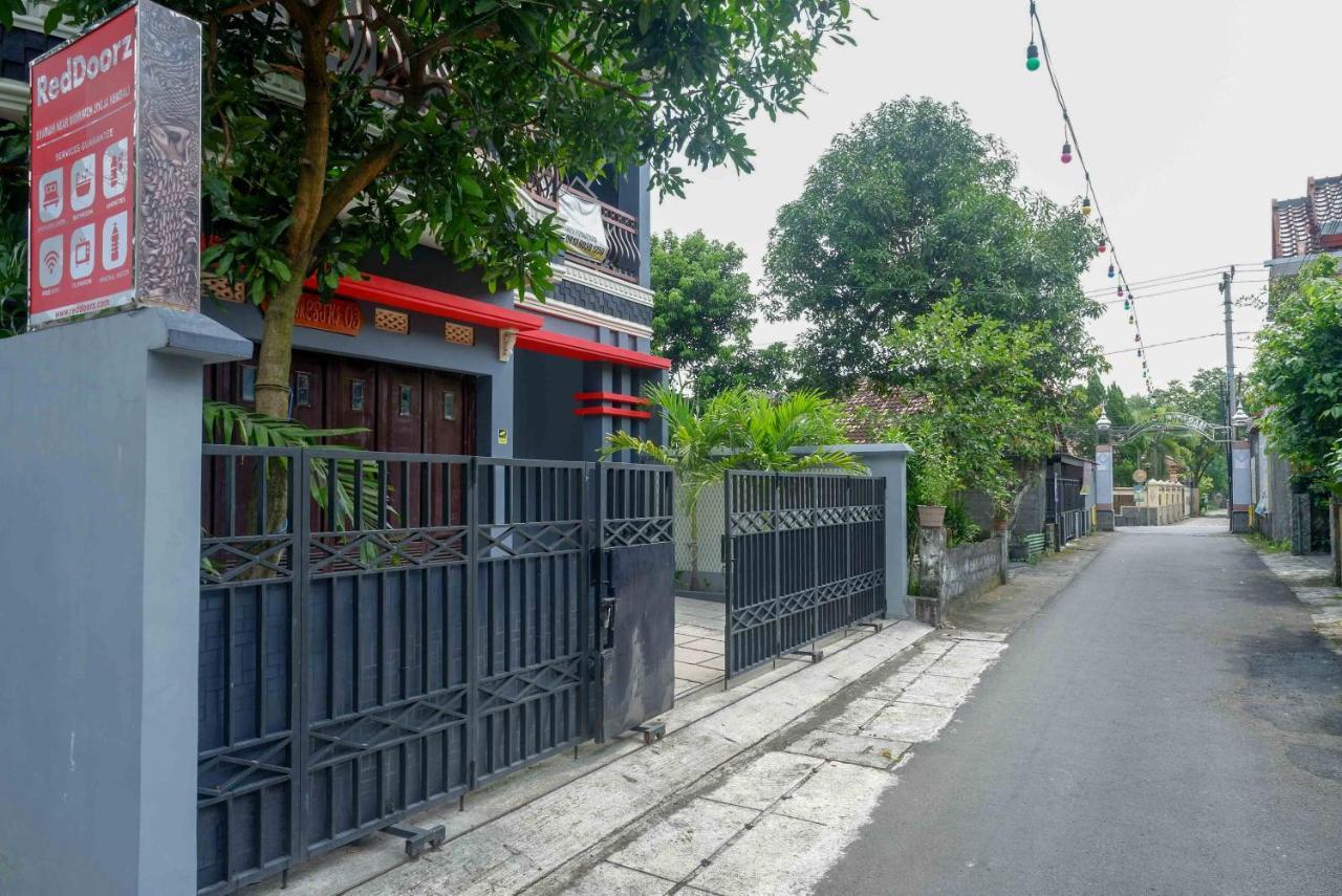 Отель Reddoorz Syariah Near Monumen Jogja Kembali Kejayan Экстерьер фото