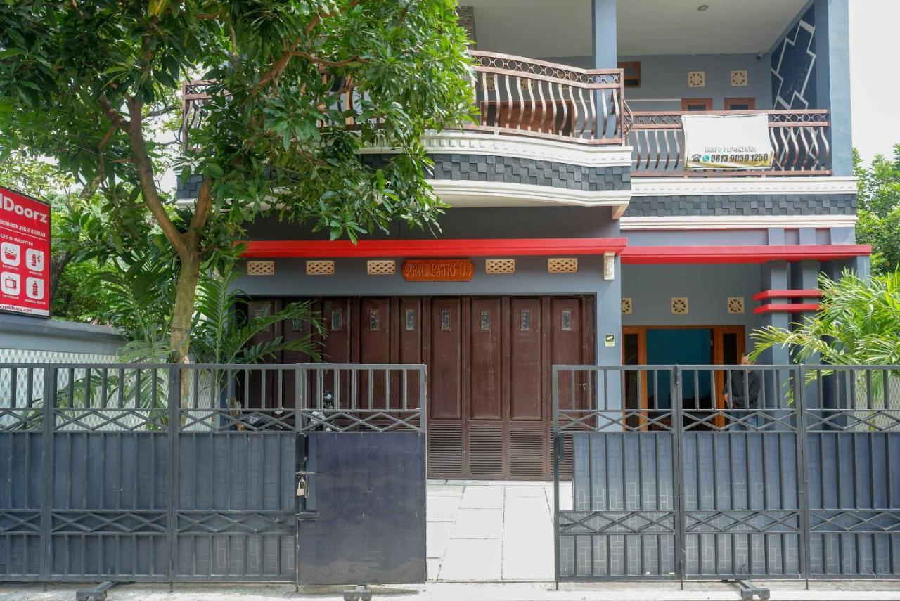Отель Reddoorz Syariah Near Monumen Jogja Kembali Kejayan Экстерьер фото